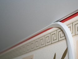 Узкий плинтус на натяжном потолке Узкий плинтус на натяжном потолке