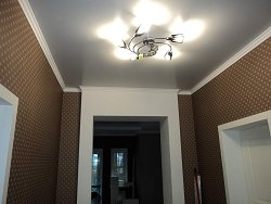 Широкий плинтус на натяжном потолке
