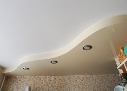 Матовый натяжной потолок на кухне Матовый натяжной потолок на кухне