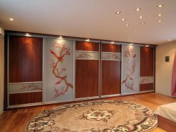 Натяжной потолок и встроенный шкаф Натяжной потолок и встроенный шкаф