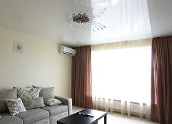 Натяжной потолок и потолочный карниз для штор