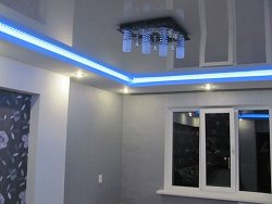 Натяжной потолок с подсветкой в гостиной