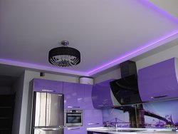 Натяжной потолок с подсветкой на кухне