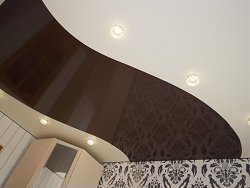 Натяжной потолок с комбинацией полотен в интерьере